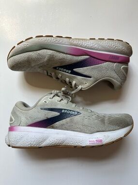 Brooks Ghost Running Shoe Womens 9.5 Wide